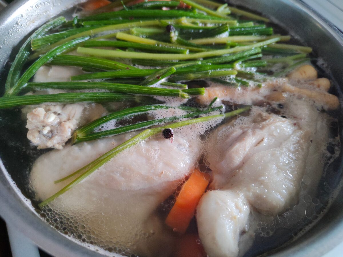 Експерти розповіли, який кулінарний секрет допоможе приготувати прозорий курячий бульйон