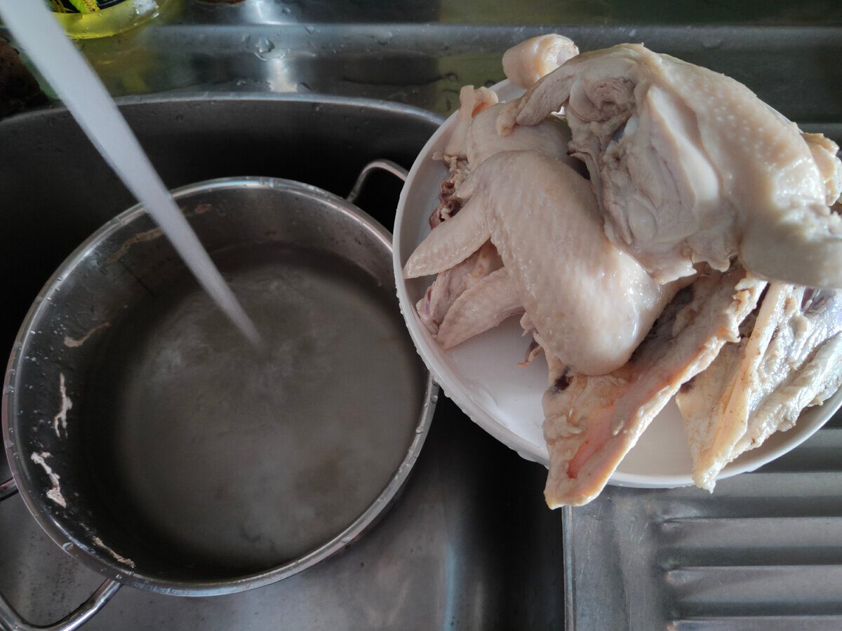 Експерти розповіли, який кулінарний секрет допоможе приготувати прозорий курячий бульйон