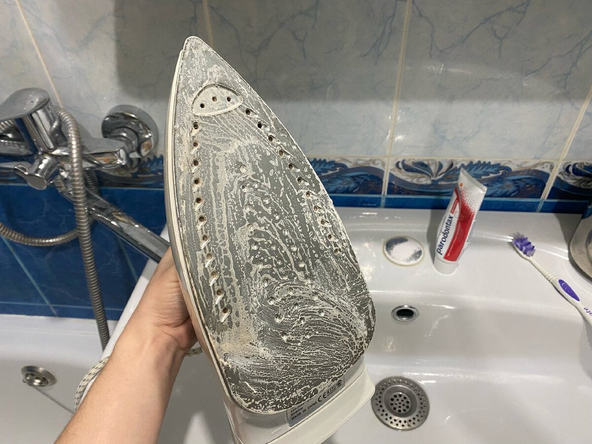 Експерти розповіли, як очистити праску від нагару та нагрівання – просто та дуже швидко