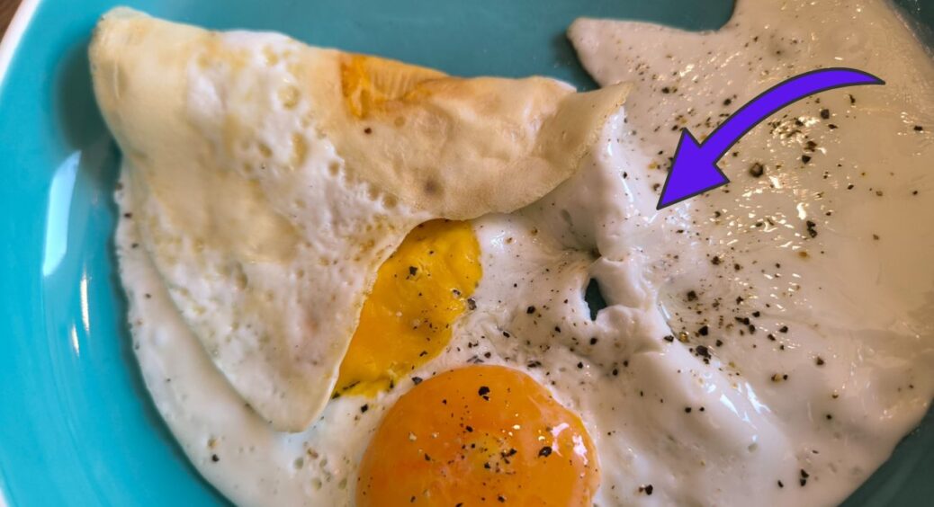 Яєчню смажу за принципом “2 ст. ложки” – і вона не прилипає навіть на старій сковорідці: секрет простий 