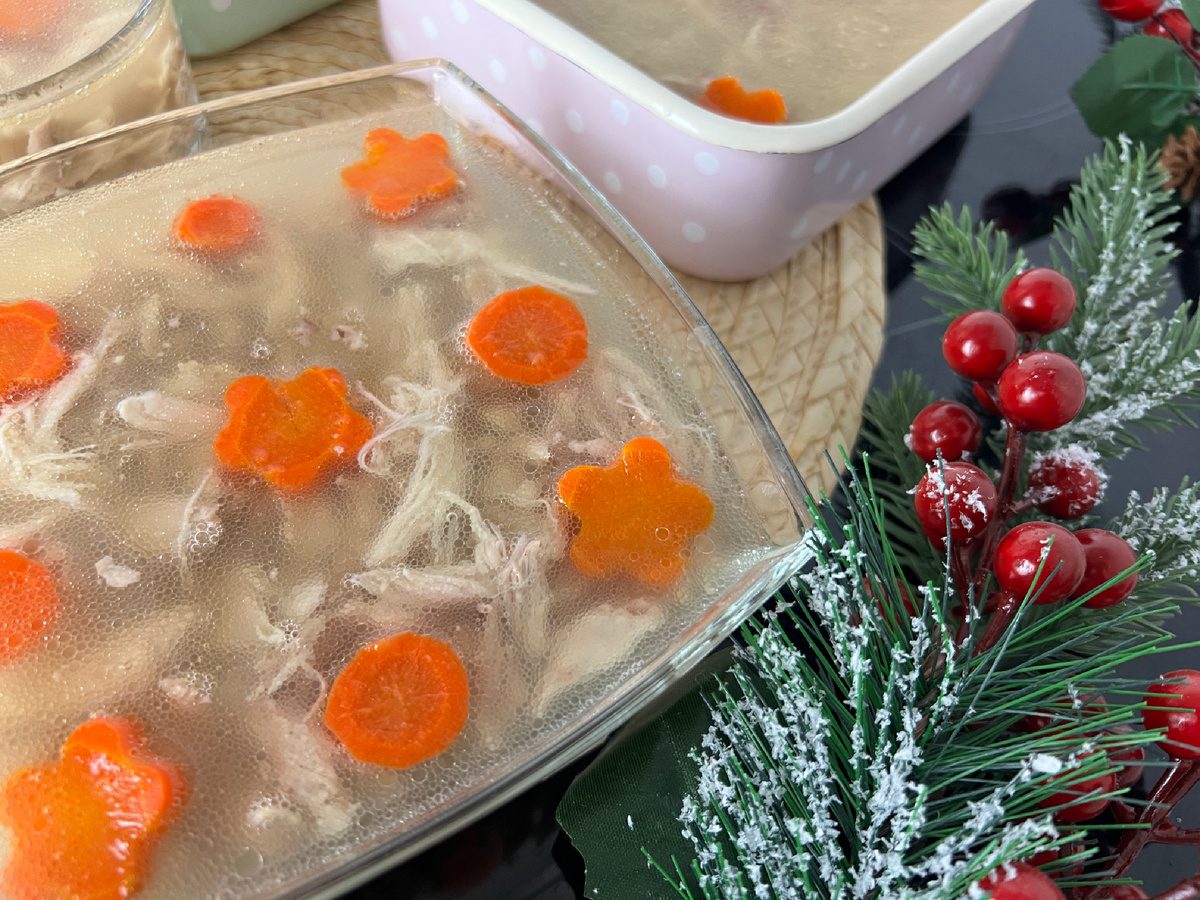 Кулінари розповіли, як приготувати наваристий і прозорий бульйон на холодець – секрети