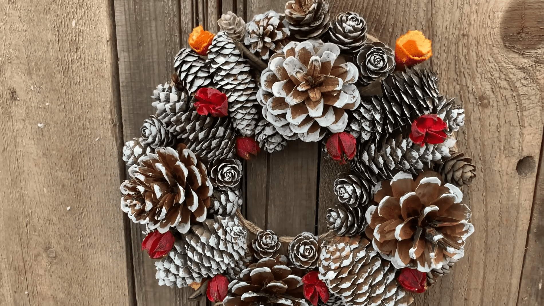 Експерти розповіли, як створити п'ять красивих новорічних композицій із шишок