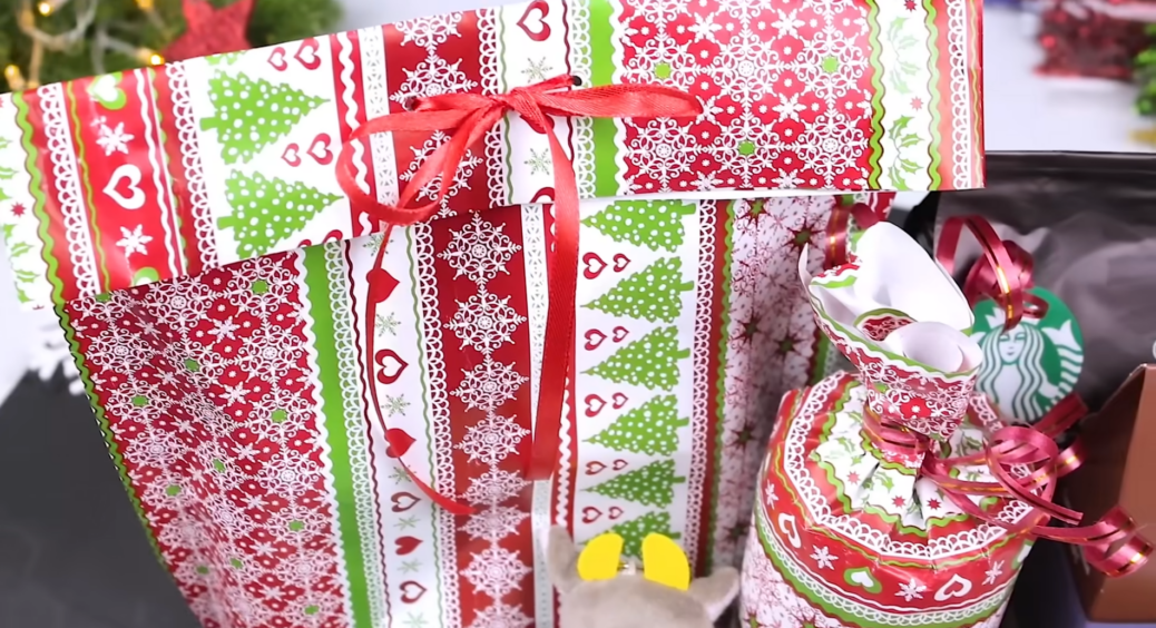 Упаковую подарунки за 5 хвилин без зайвого паперу – виглядають, як із дорогого магазину: 5 топ-ідей 