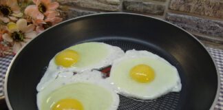 Господині розповіли, як смажити яєчню, щоб вона не прилипала до сковороди 