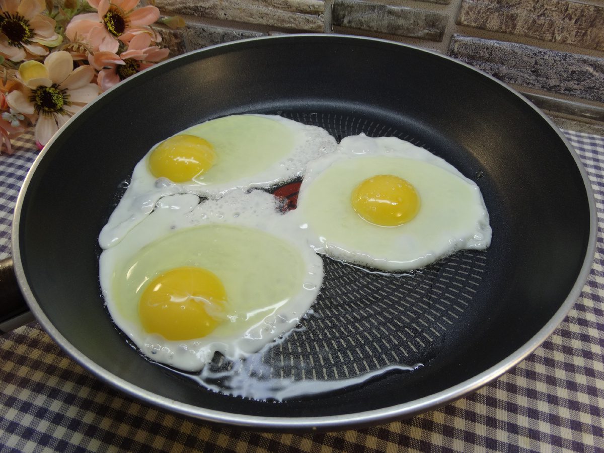 Експерти розповіли, як приготувати смачну яєчню, аби вона не прилипала до сковорідки