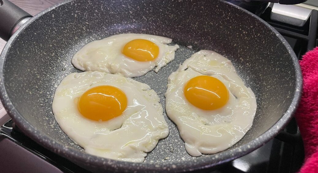 Мій секрет ідеальної яєчні: додаю на сковорідку 1 чайну ложку води – білок ніжний, а жовток рідкий 