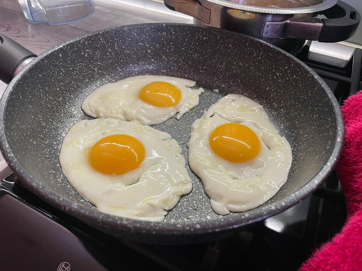 Експерти розповіли, як приготувати смачну яєчню, аби вона не прилипала до сковорідки