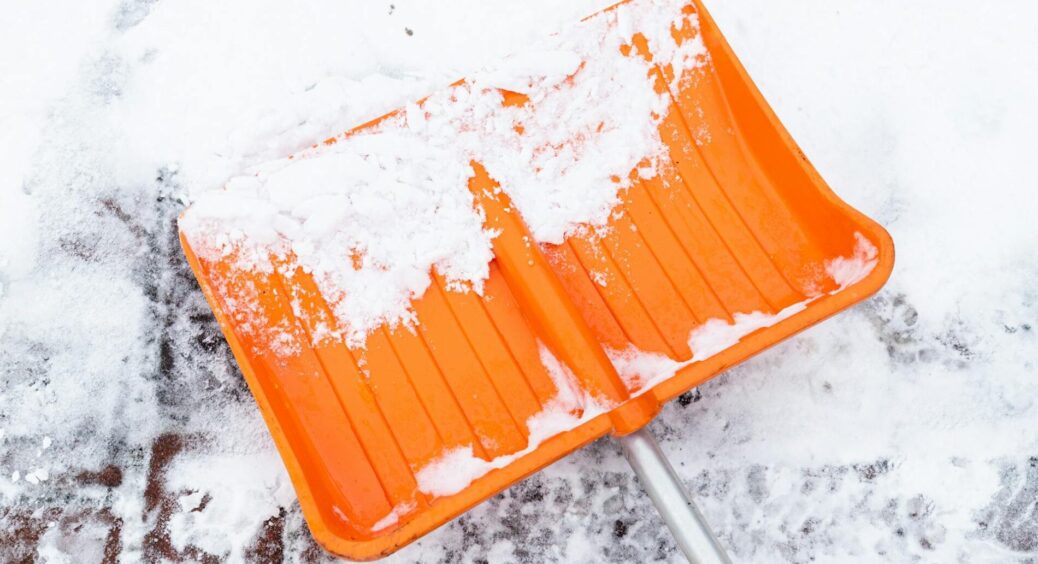 Всю зиму лопата входить у зледенілий сніг як по маслу, коли я зробила “це”: трюку навчив мій кум з села 