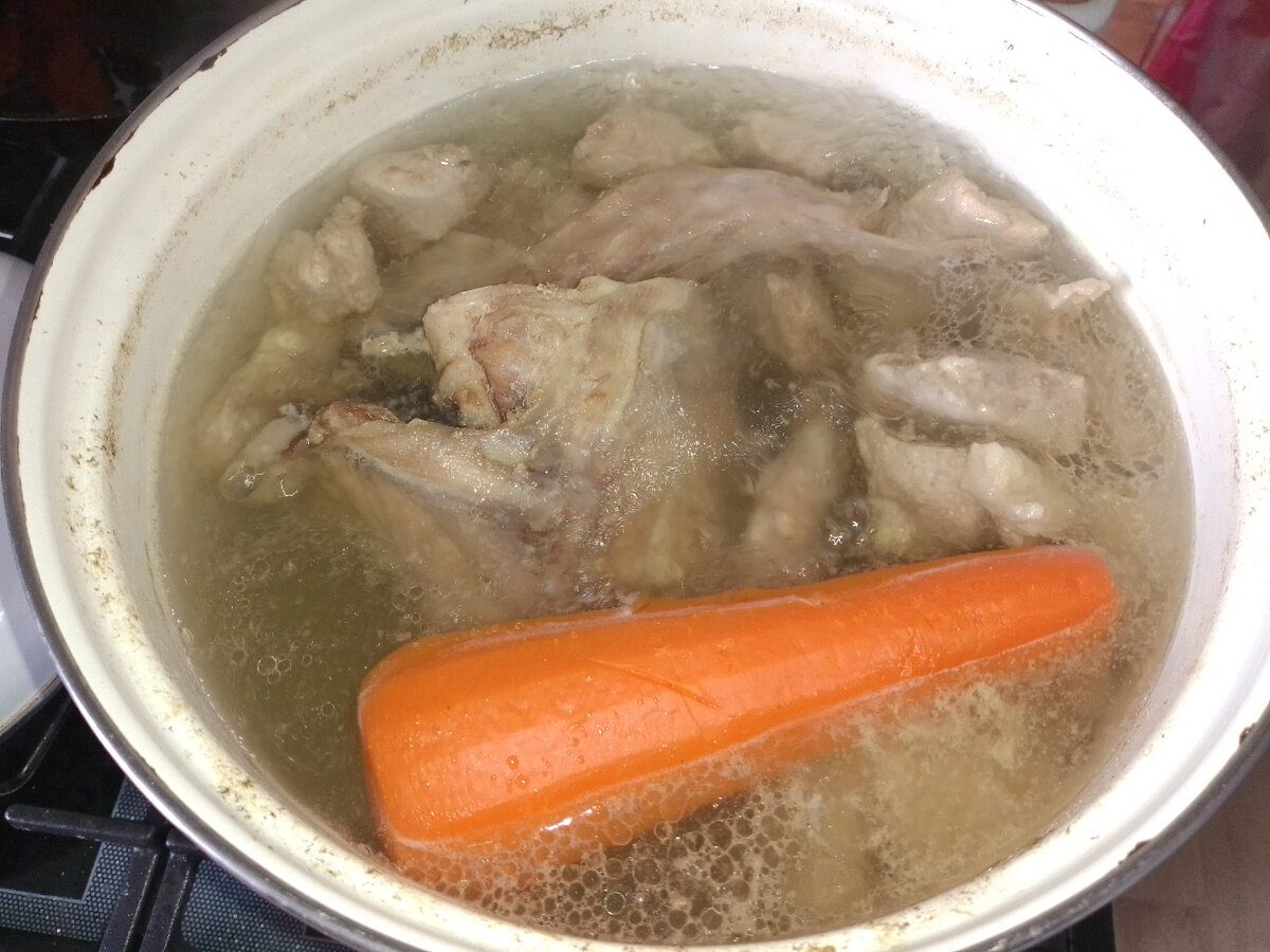 Кулінари розповіли, як приготувати наваристий і прозорий бульйон на холодець – секрети