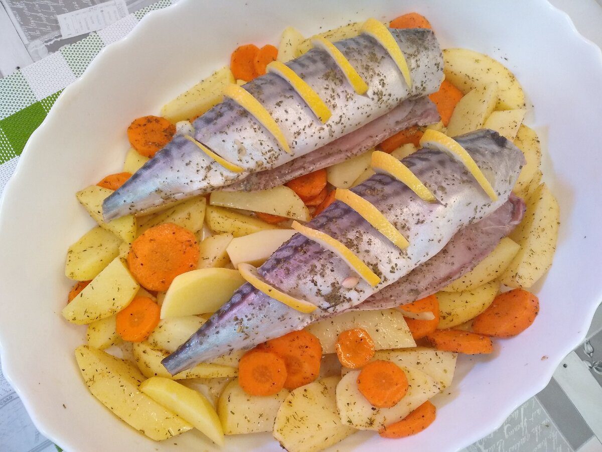Кулінари розповіли, як приготувати скумбрію в духовці – запечена риба на картопляній подушці