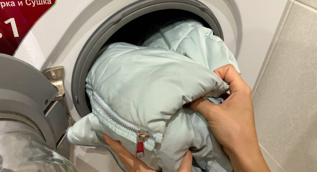 Пуховик не здавала до хімчистки й зекономила 990 грн: як випрати його вдома, щоб не збився наповнювач 