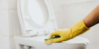 Як очистити унітаз від нальоту та бруду