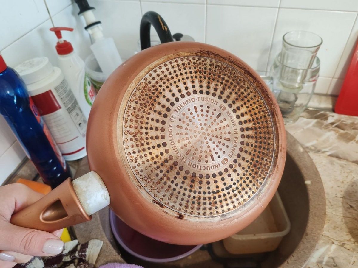 Експерти розповіли, як очистити старі каструлі від нагару та бруду простим і швидким способом