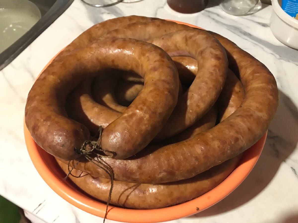 Кулінари порадили рецепт копченої ковбаси в домашніх умовах без коптильні – простий рецепт