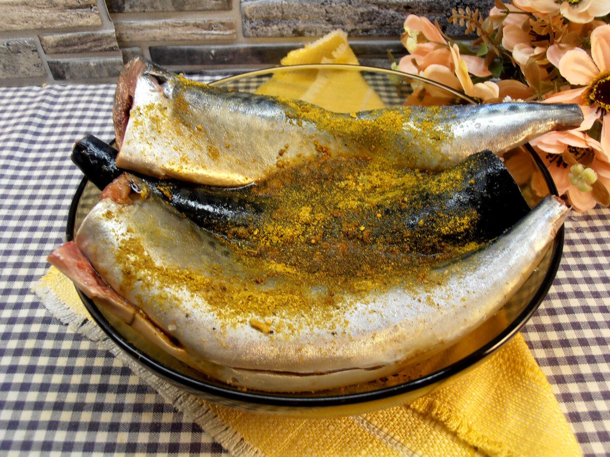 Кулінари розповіли, як приготувати скумбрію в духовці – запечена риба на картопляній подушці