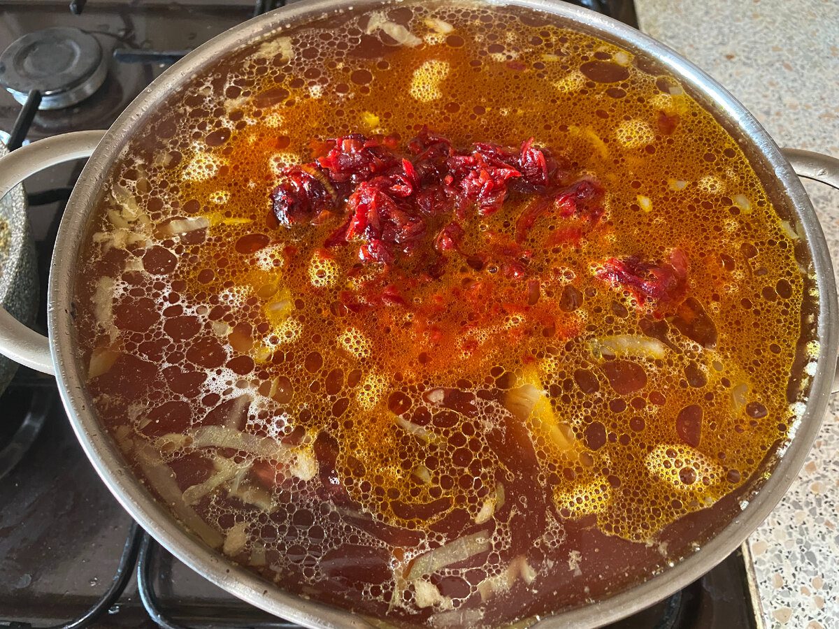 Експерти розповіли, чим можна замінити картоплю в борщі для кращого смаку та аромату