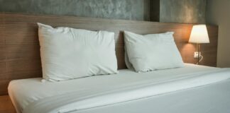 Експерти розповіли, який простий лайфхак допоможе значно очистити старі подушки від запаху