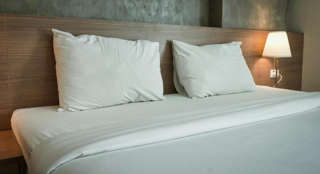 Відтерла жовті плями на подушці за 2 хвилини без хімії: перша корисна порада від свекрухи за 17 років 