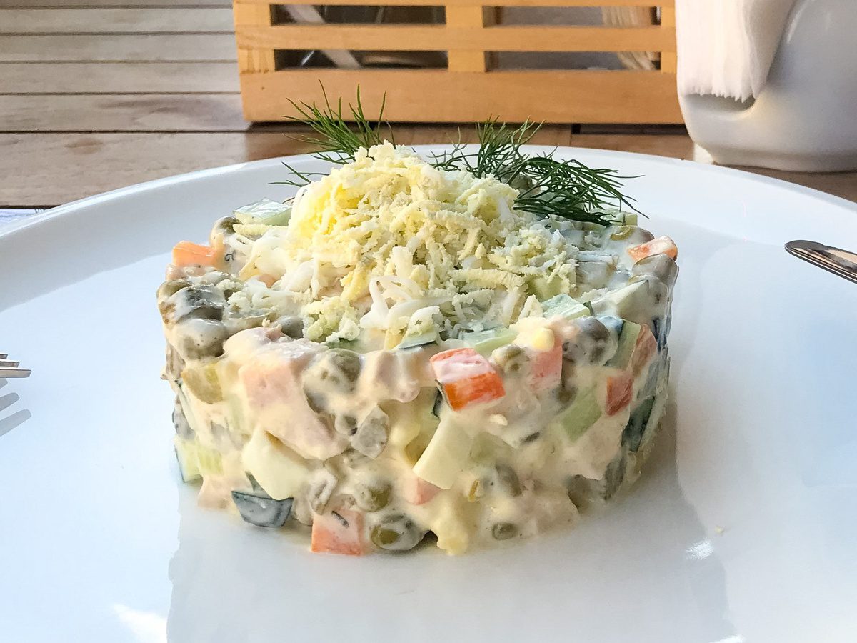 Експерти розповіли про головні нюанси вибору ковбаси в салат Олів'є, аби він вийшов смачним