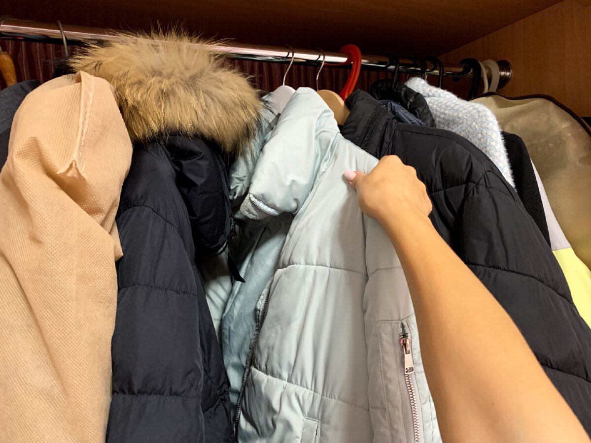 Експерти розповіли, який існує доступний спосіб очистити манжети та комірці на пуховику