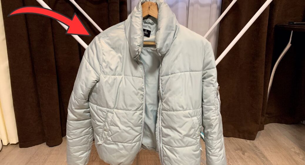 Манжети та комірець на пуховику білі, як з магазину: 1 аптечний засіб відчистив тоналку за 20 секунд 