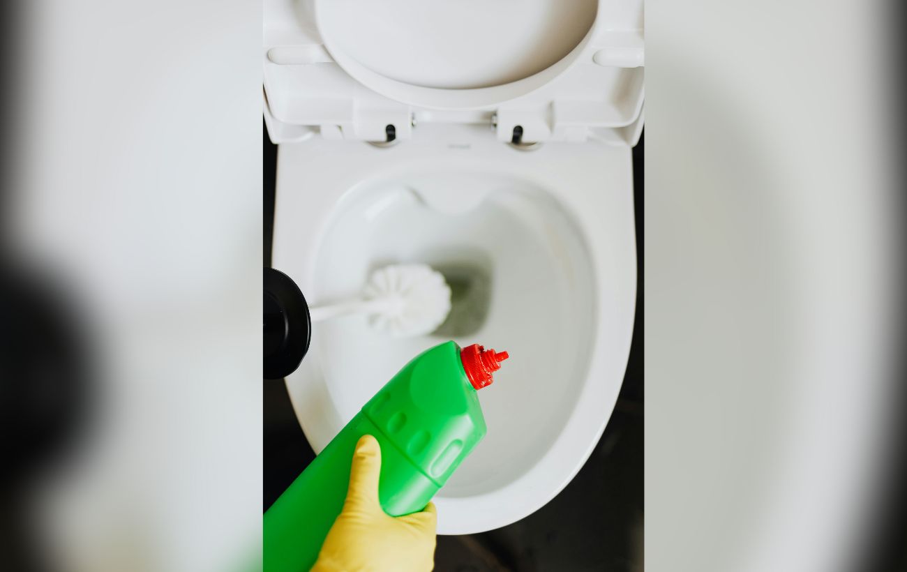 Експерти розповіли, як очистити унітаз від бруду без побутової хімії – корисний лайфхак