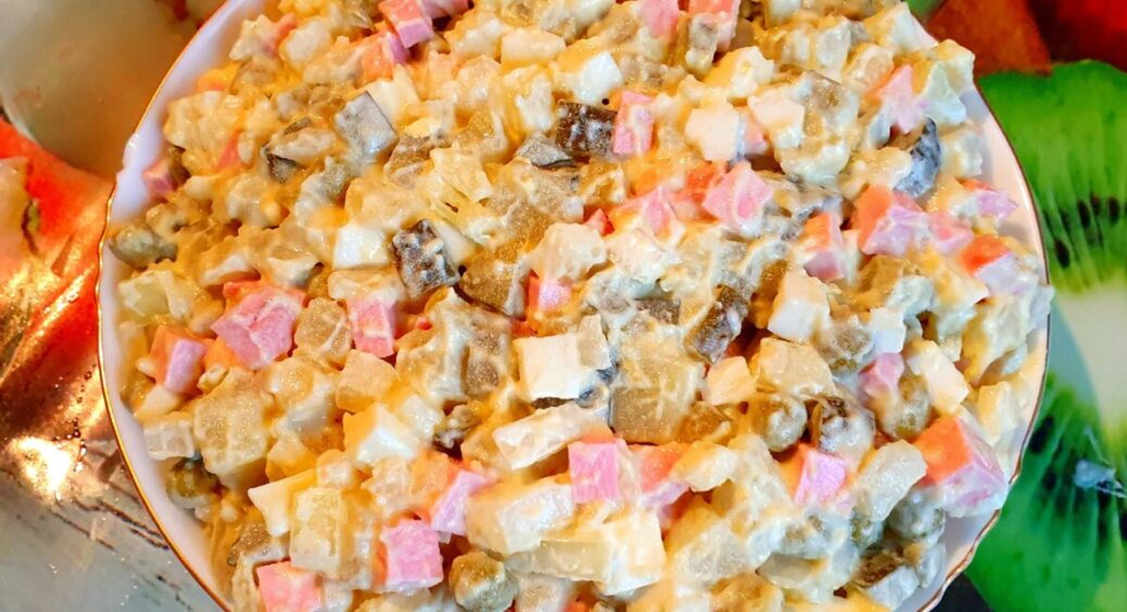 Мій “Олів’є” став у 100 разів смачнішим завдяки 1 інгредієнту: це НЕ майонез і НЕ ковбаса – гості просять ще 