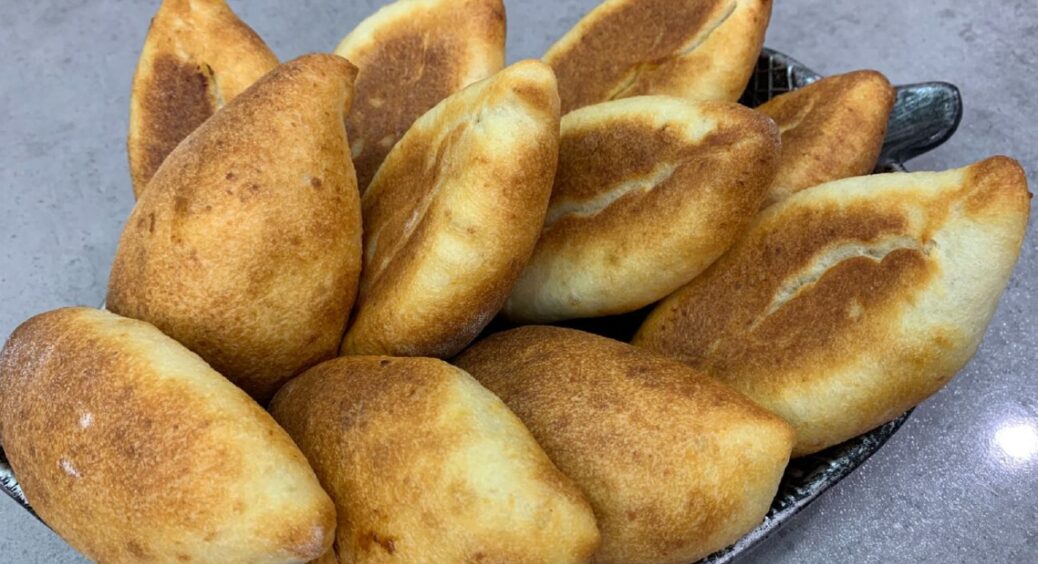 У тісто на пиріжки додаю 1 ложку “цього” – і вони пухкі навіть без дріжджів: рецепт від тітки-пекарки 