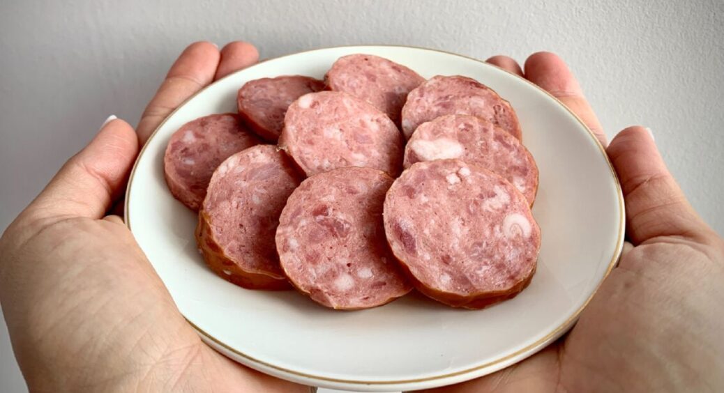 Готую домашню ковбасу без коптильні: 1 інгредієнт у маринаді дає смак, як від березових трісок 