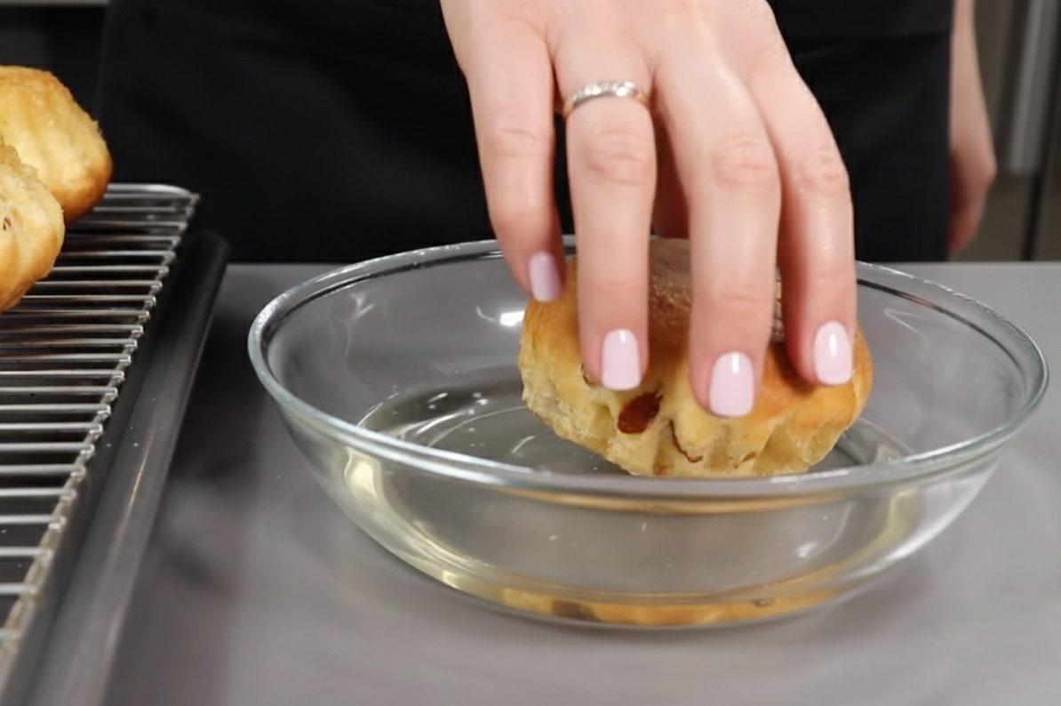 Кулінари поділилися перевіреним рецептом ромової баби