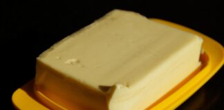 Хитрість із маслом, аби воно не тверділо в холодильнику