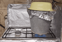 Насипала вільхову тріску на дно відра – і через 90 хвилин маю копчене м’ясо: без складних пристроїв і витрат Експерти розповіли, як самостійно зробити мінікоптильню для м'яса