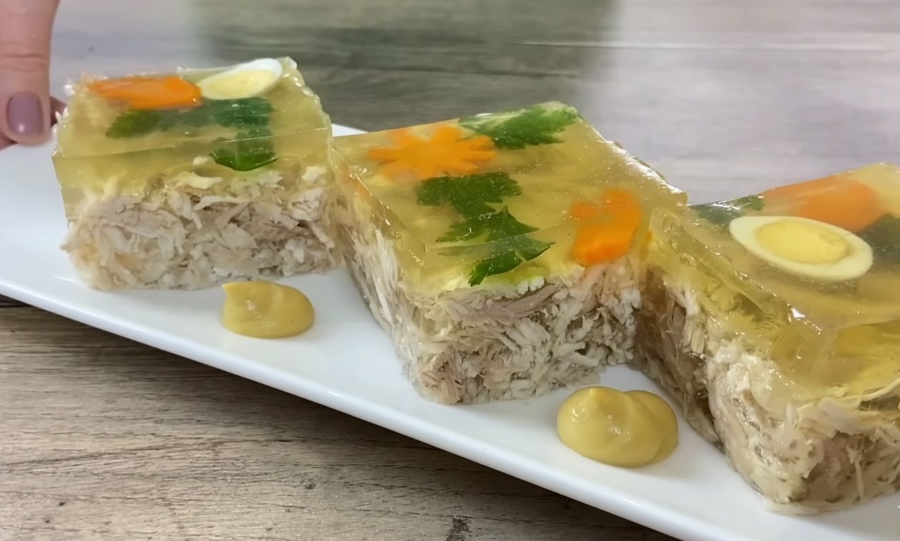 Господині поділилися рецептом прозорого холодцю без додавання желатину