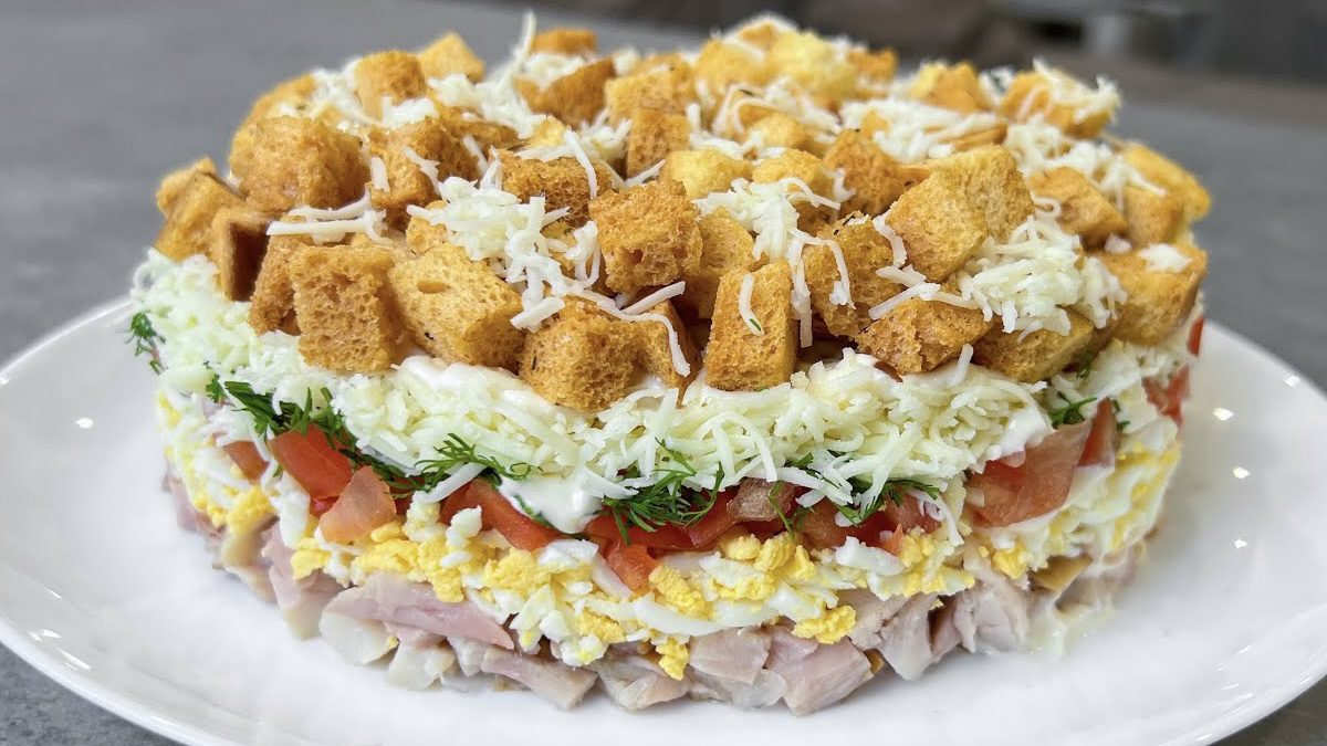 Господині розповіли рецепт святкового салату з пʼяти шарів 