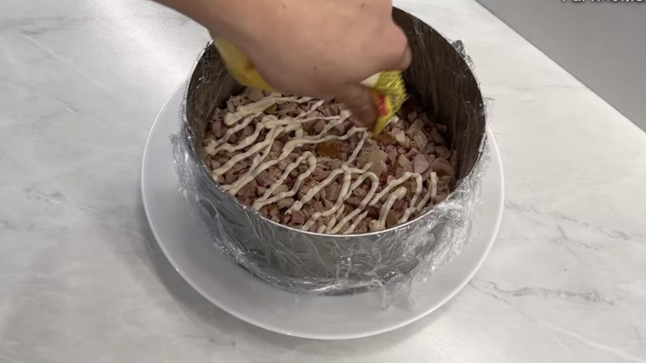 Господині розповіли рецепт святкового салату з пʼяти шарів Господині розповіли рецепт святкового салату з пʼяти шарів