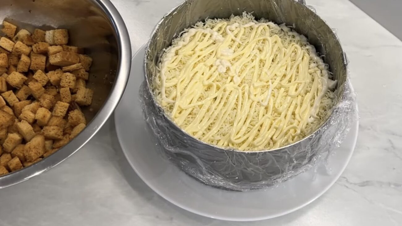 Господині розповіли рецепт святкового салату з пʼяти шарів Господині розповіли рецепт святкового салату з пʼяти шарів