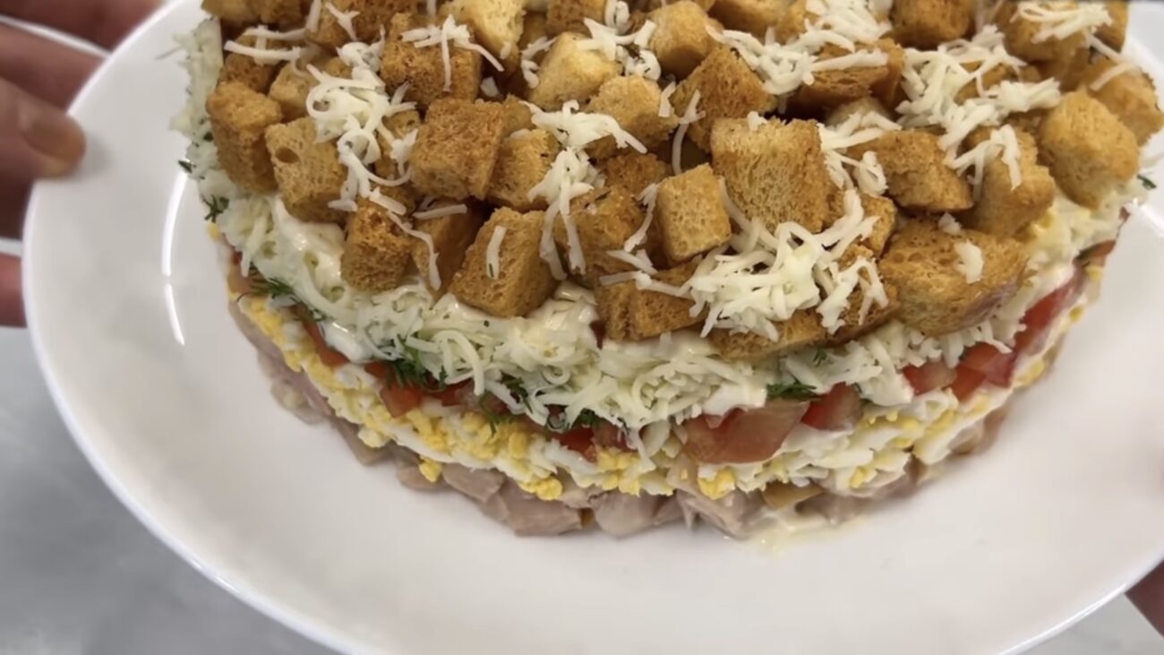 Господині розповіли рецепт святкового салату з пʼяти шарів Господині розповіли рецепт святкового салату з пʼяти шарів