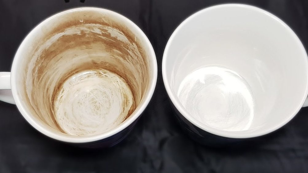 Господині розповіли, як швидко відмити чашки із застарілим чайним нальотом 