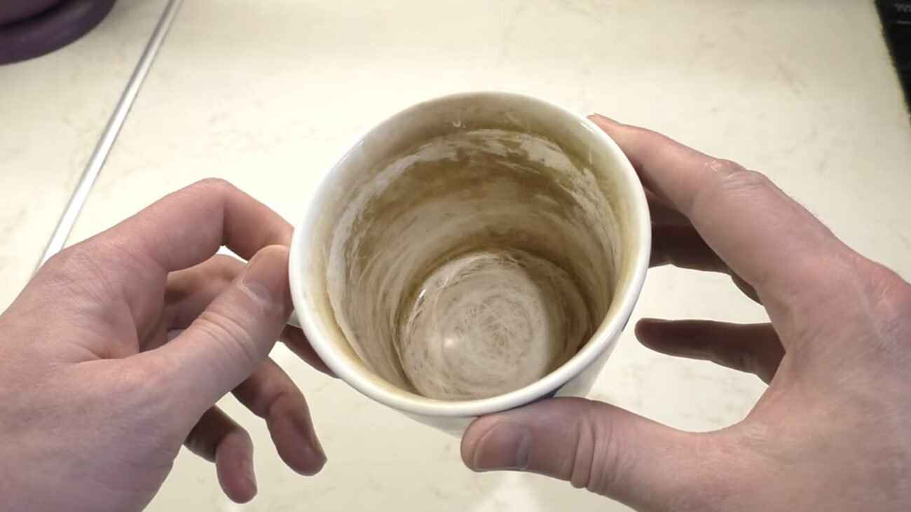 Господині розповіли, як швидко відмити чашки із застарілим чайним нальотом 