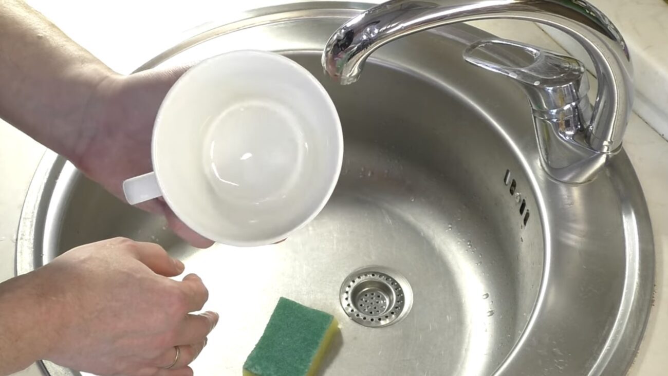 Господині розповіли, як швидко відмити чашки із застарілим чайним нальотом 