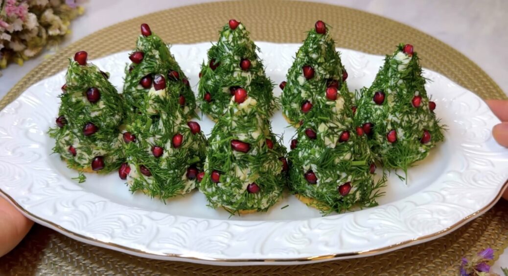 Гості “ахнуть”, коли побачать на столі цю закуску: святкові “ялинки” з мʼясом, сиром і гранатом за 15 хвилин 