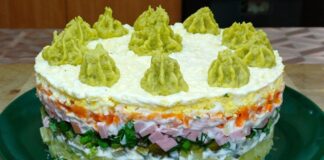 Господині розповіли, як ефектно подати Олівʼє на святковий стіл 