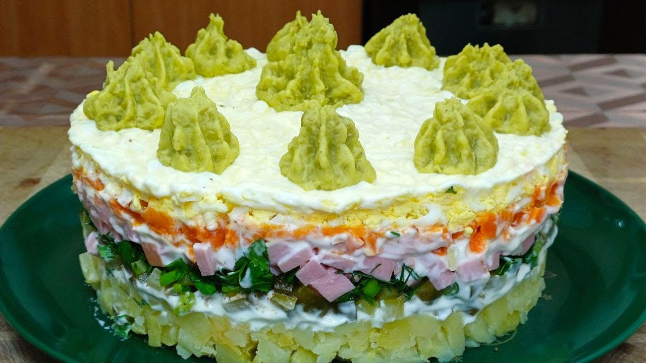 Господині розповіли, як ефектно подати Олівʼє на святковий стіл