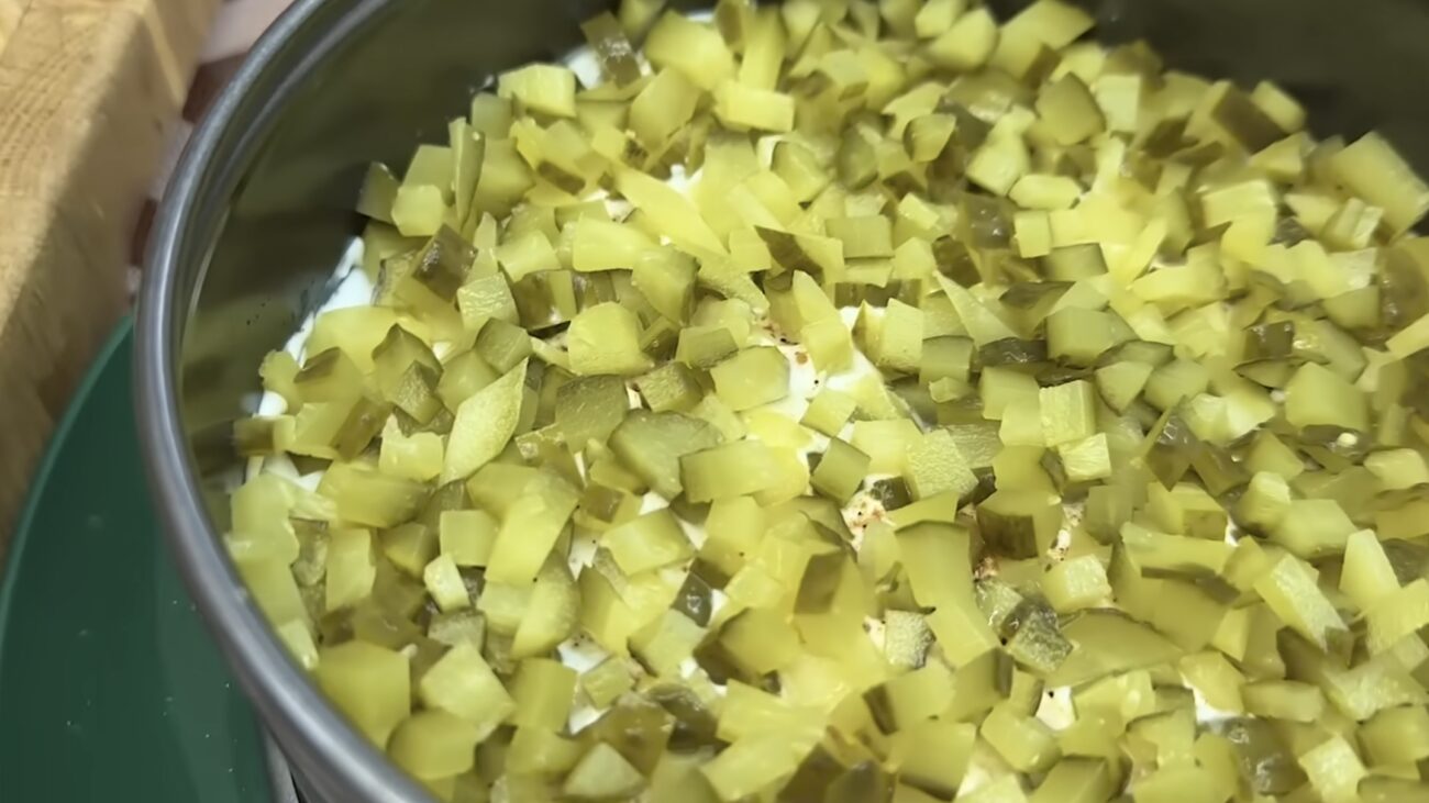 Господині розповіли, як ефектно подати Олівʼє на святковий стіл Господині розповіли, як ефектно подати Олівʼє на святковий стіл