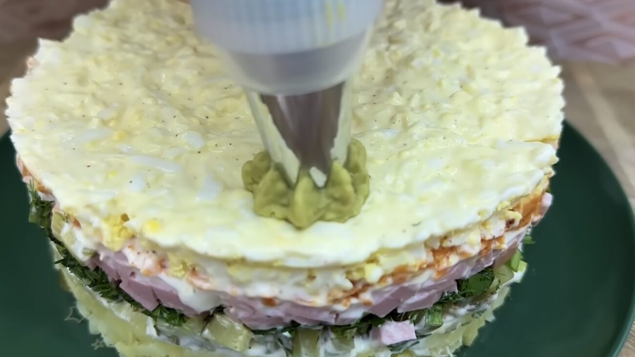 Господині розповіли, як ефектно подати Олівʼє на святковий стіл Господині розповіли, як ефектно подати Олівʼє на святковий стіл