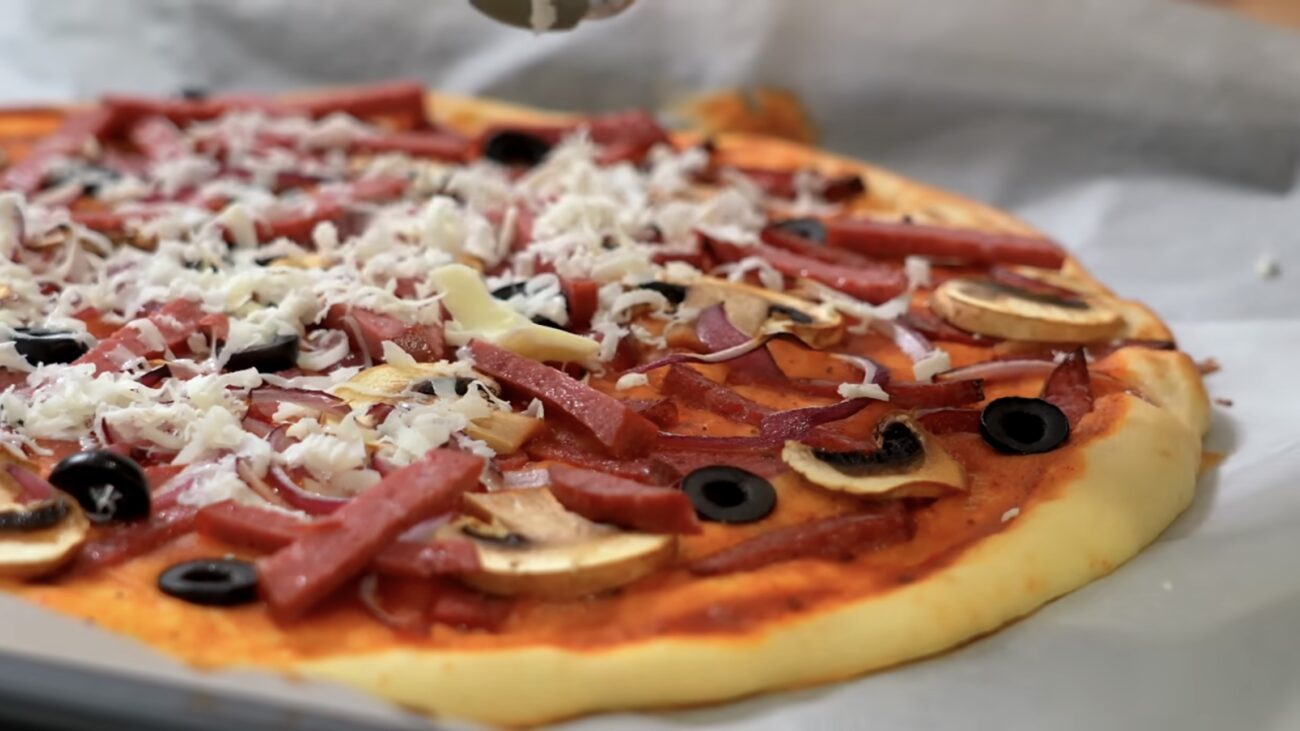 Господині розповіли, як приготувати смачну піцу швидко 