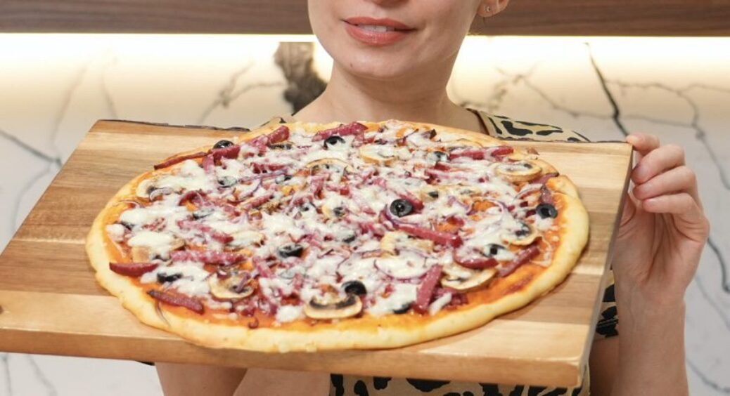 Більше не замовляю піцу на доставку – роблю сама з 5 інгредієнтів: тісто готується за 10 хв, начинка – за 2 