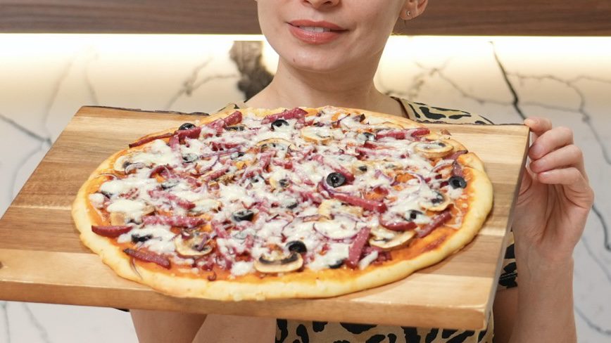 Господині розповіли, як приготувати смачну піцу швидко 
