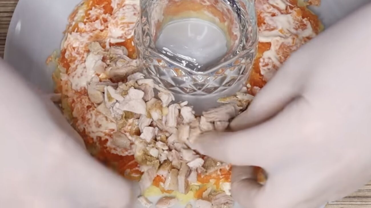 Господині розповіли рецепт креативного салату на святковий стіл 