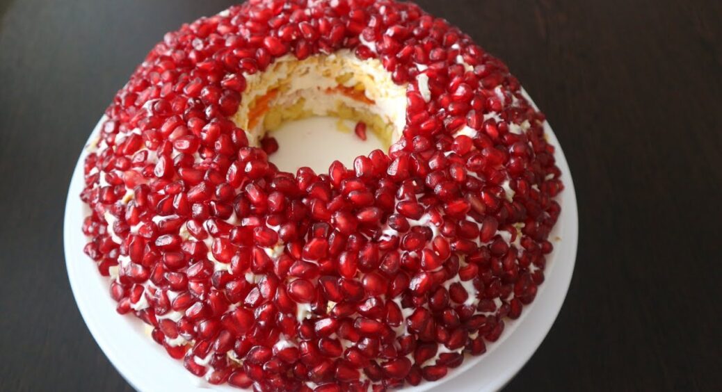 Мама складає “Гранатовий браслет” по-своєму, тепер і я так само: 1 інгредієнт прибирає всю важкість салату 